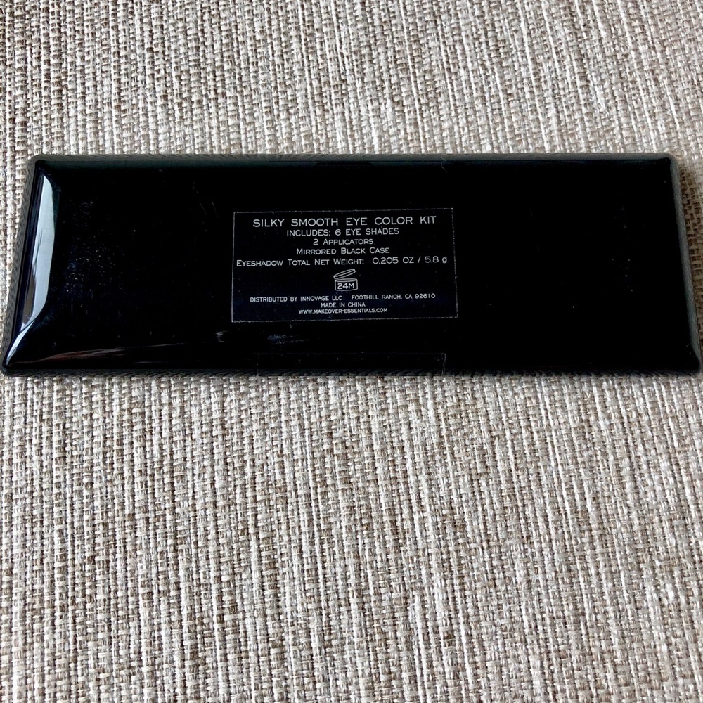 Makeover Essentials eye shadow compact - Picture 5 of 6